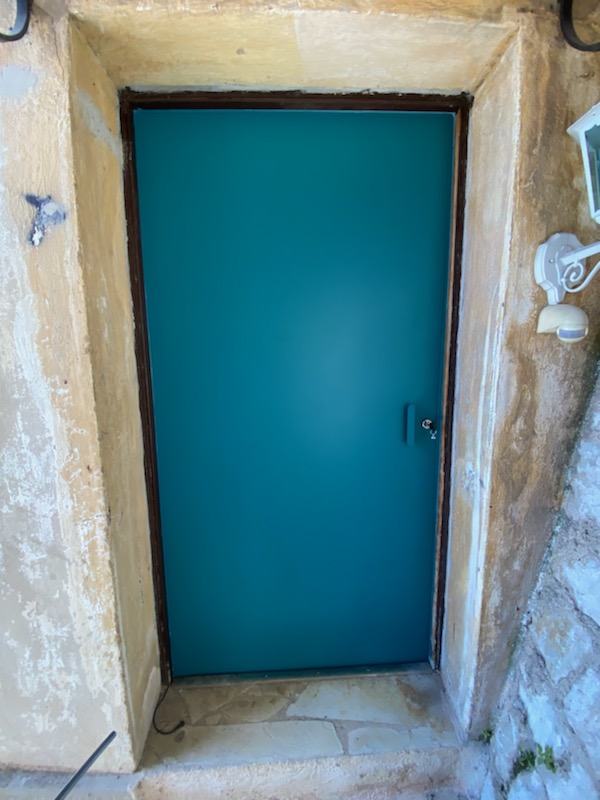 Porte sécurisée bleue vue de l'extérieur