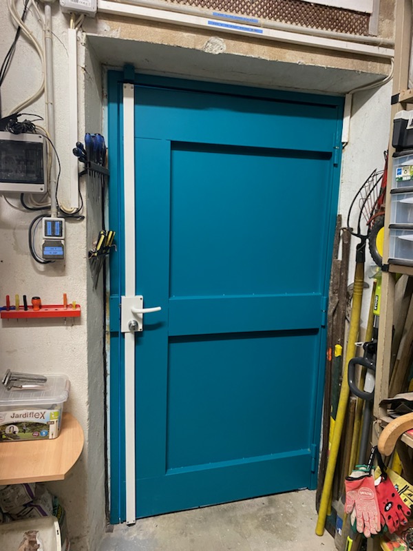 Porte sécurisée de couleur bleue avec une serrure 3 points