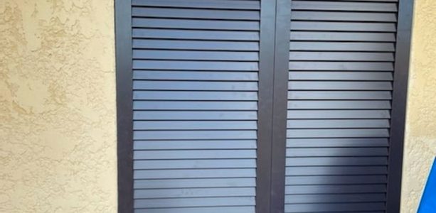 Volets battants de porte-fenêtre entièrement fermés