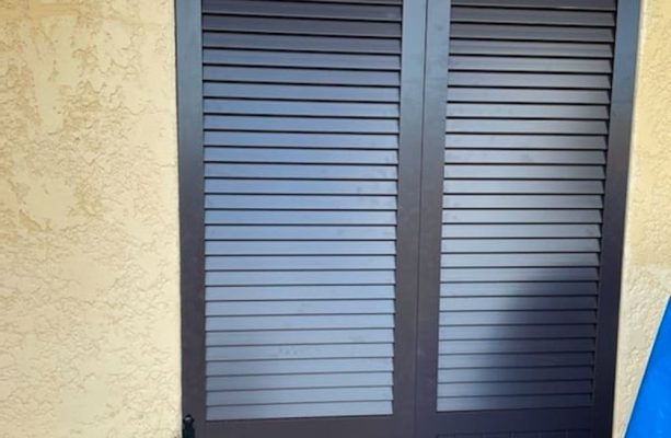 Volets battants de porte-fenêtre entièrement fermés