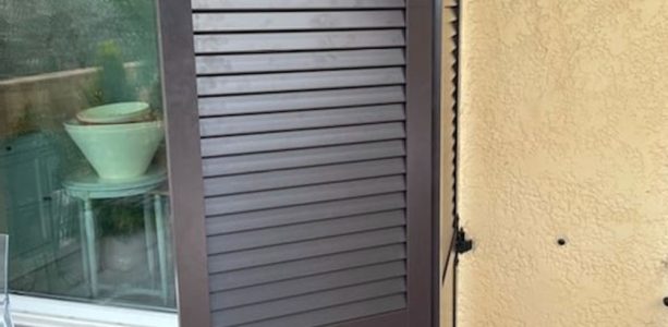 Volet battant marron foncé entrouvert