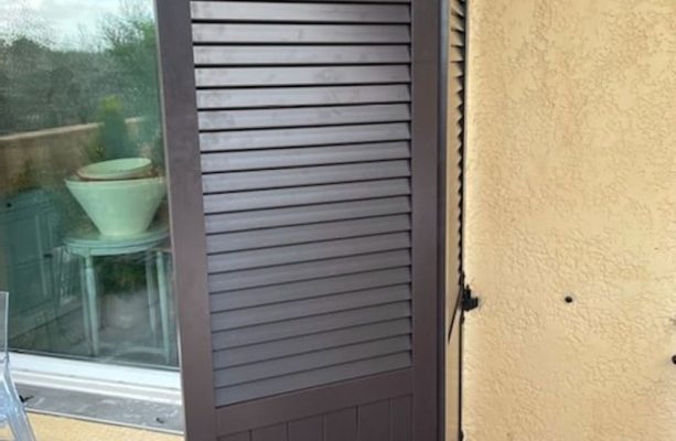 Volet battant marron foncé entrouvert